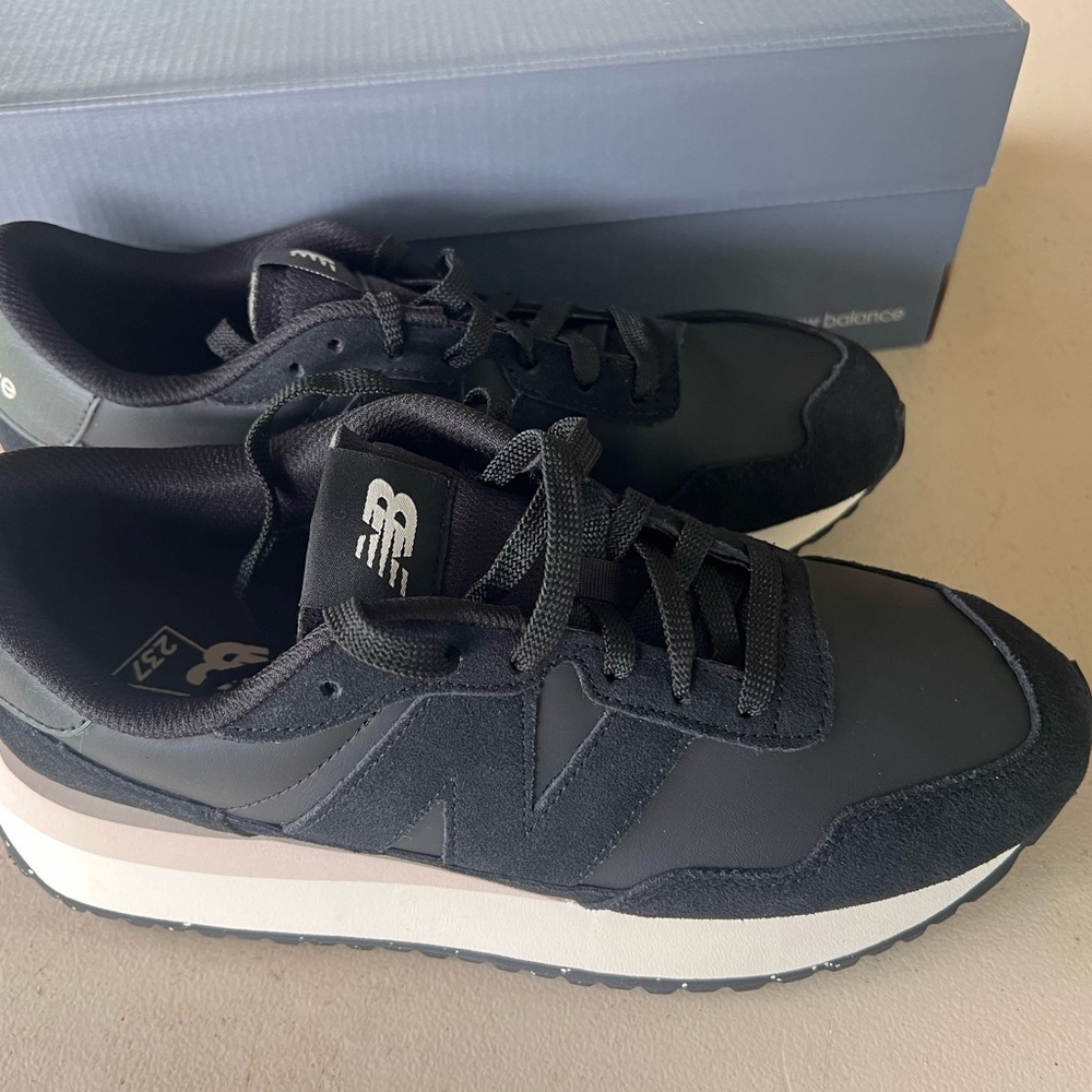 New Balance 327Men's Black Sneakers